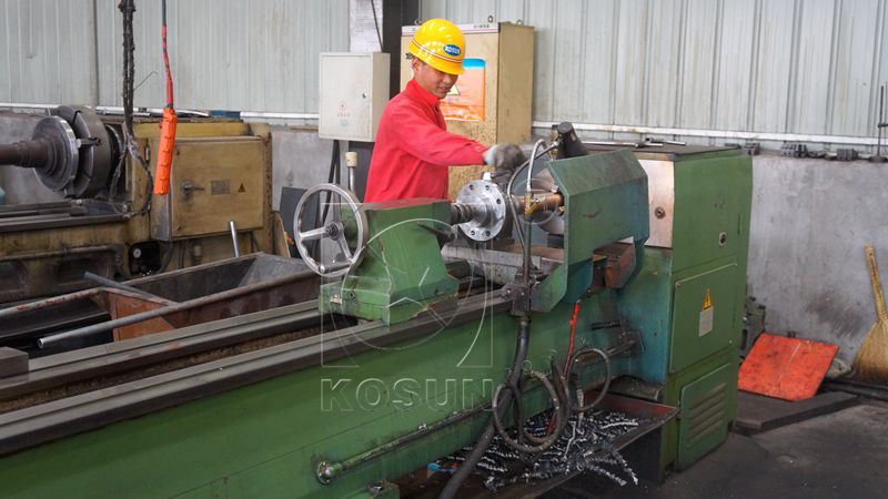 科迅機械工廠內(nèi)部，工人正在加工機械零件