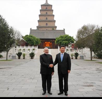 中國國家主席習(xí)近平陪同印度總理莫迪參觀西安大慈恩寺。